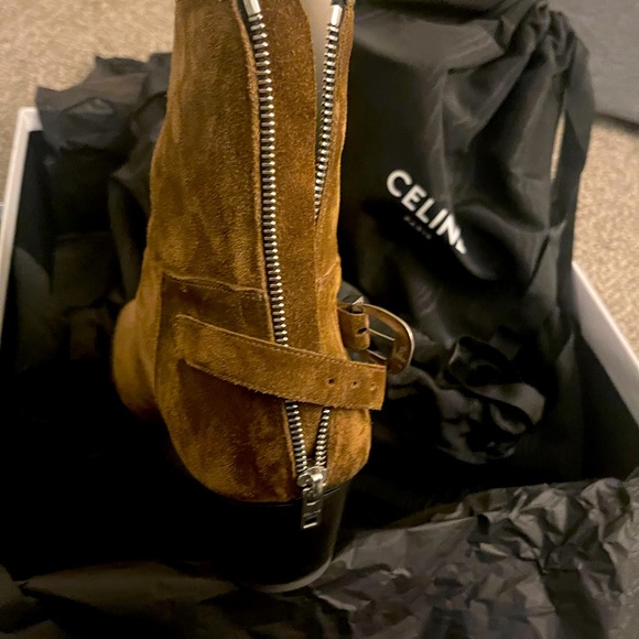 Celine - BACK BUCKLE ZIPPED ISAAC BOOT IN SUEDE CALFSKIN
TAUPE - Picture 5 of 7